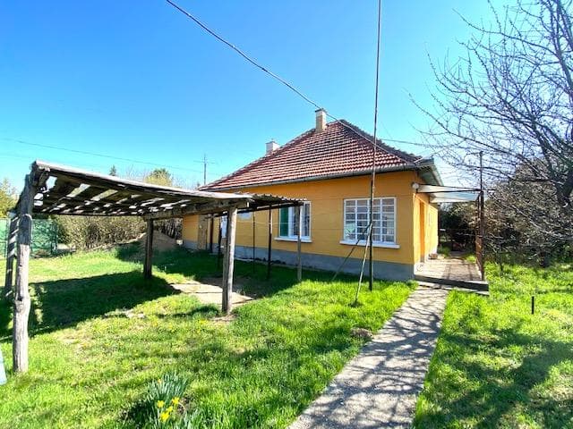 Na predaj 2-izbový rodinný dom s veľkým pozemkom v obci Dubník, okres Nové Zámky – možnosť výstavby ďalšieho domu