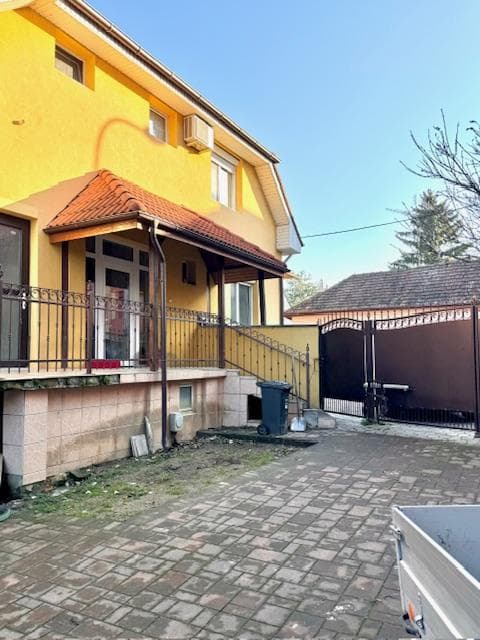 Predaj- priestranný rodinný dom s možnosťou podnikania v centre Nových Zámkov