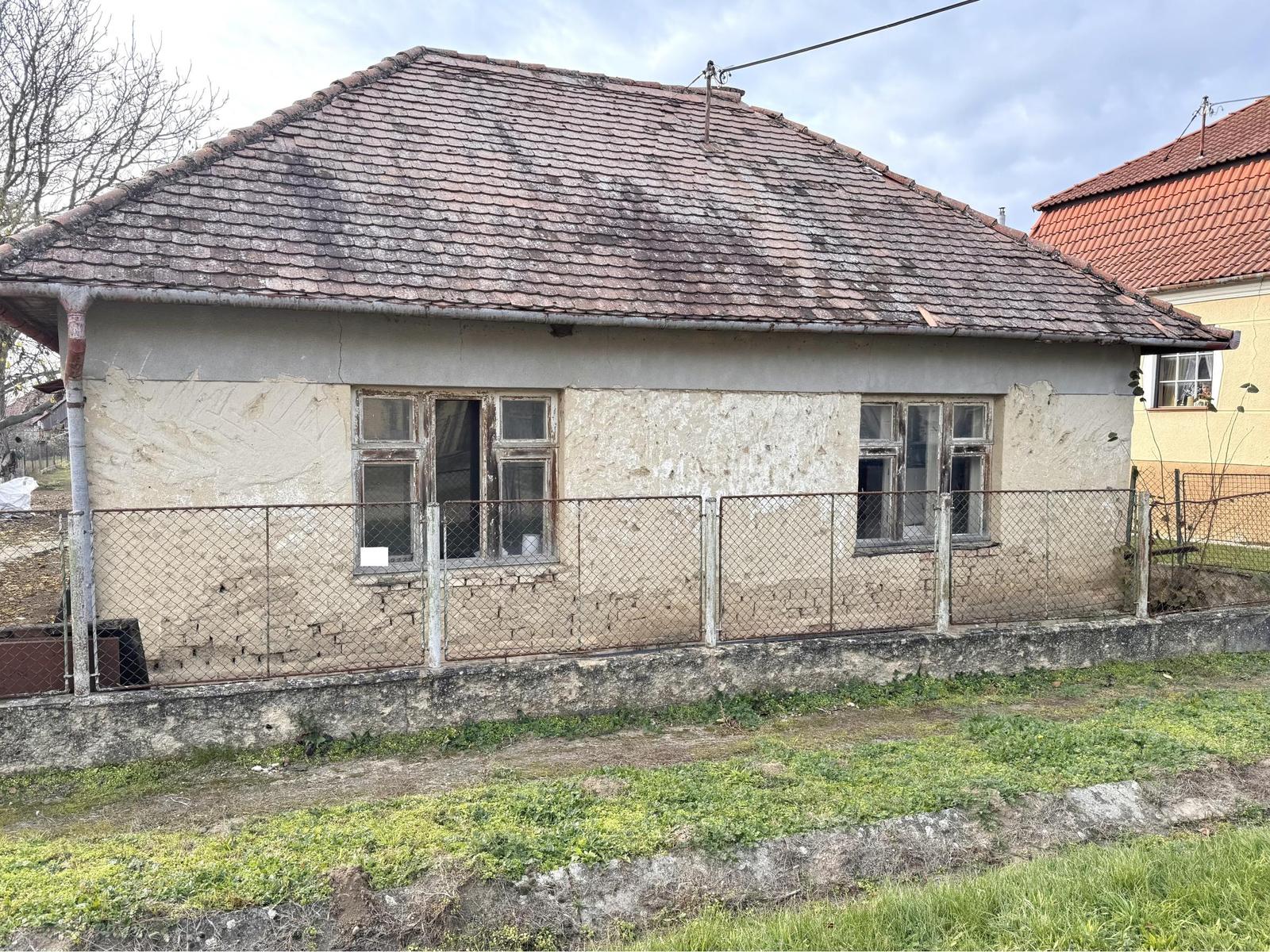 Predaj- 3 izbový  starší rodinný dom s pekným pozemkom  v obci Rúbaň