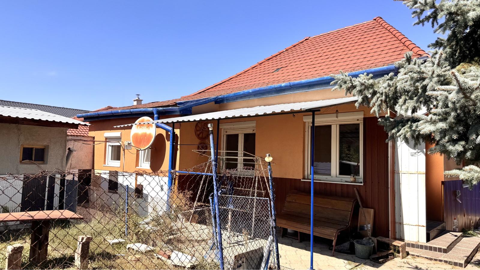 NA PREDAJ 3-IZBOVÝ RODINNÝ DOM S PRIESTRANNÝM POZEMKOM – ŠURANY – fotka 2