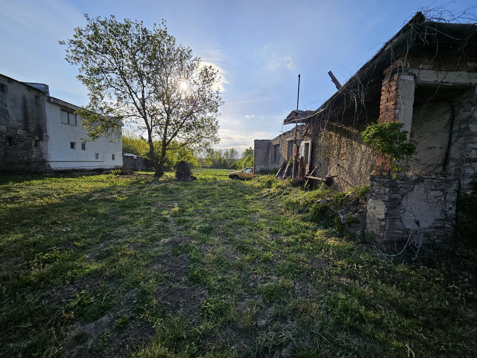 Perfektný pozemok na dom alebo projekt viacerých domov – fotka 2