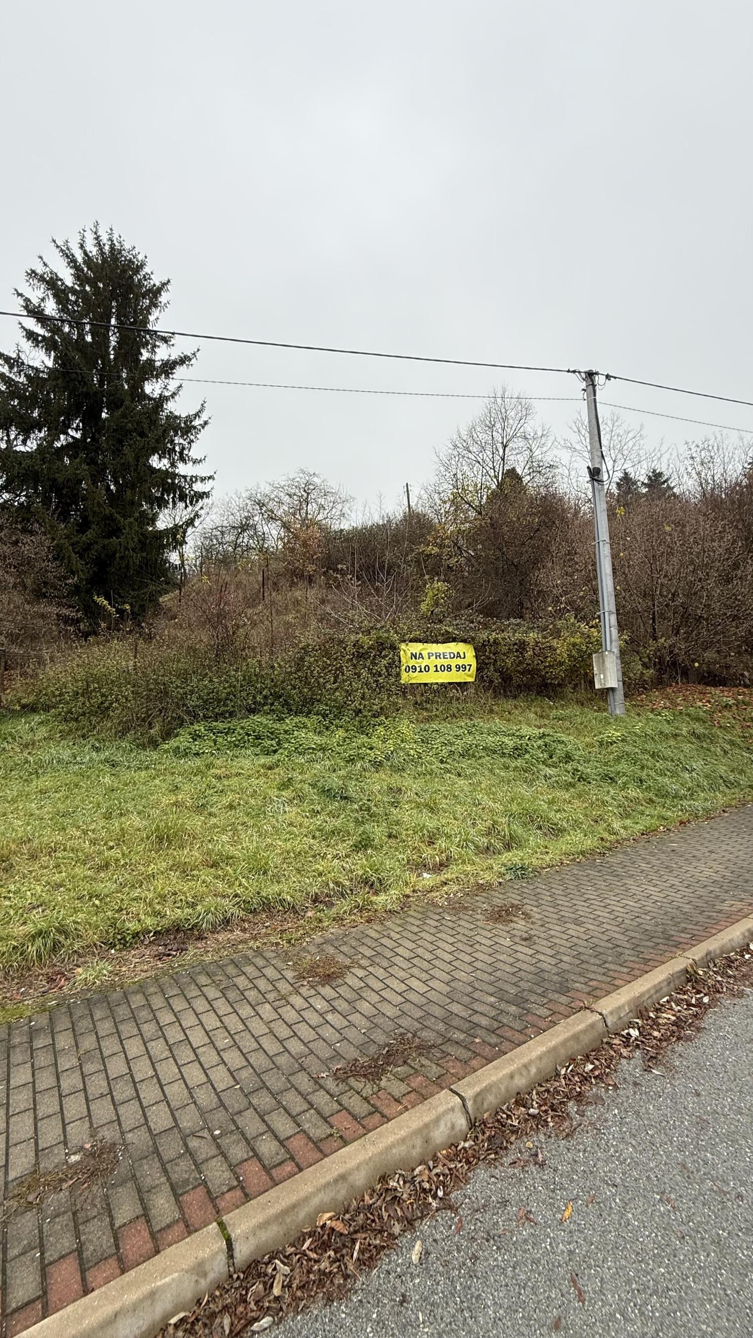 Svahovitý pozemok 656 m2, Sečovská cesta, Slivník, Furča