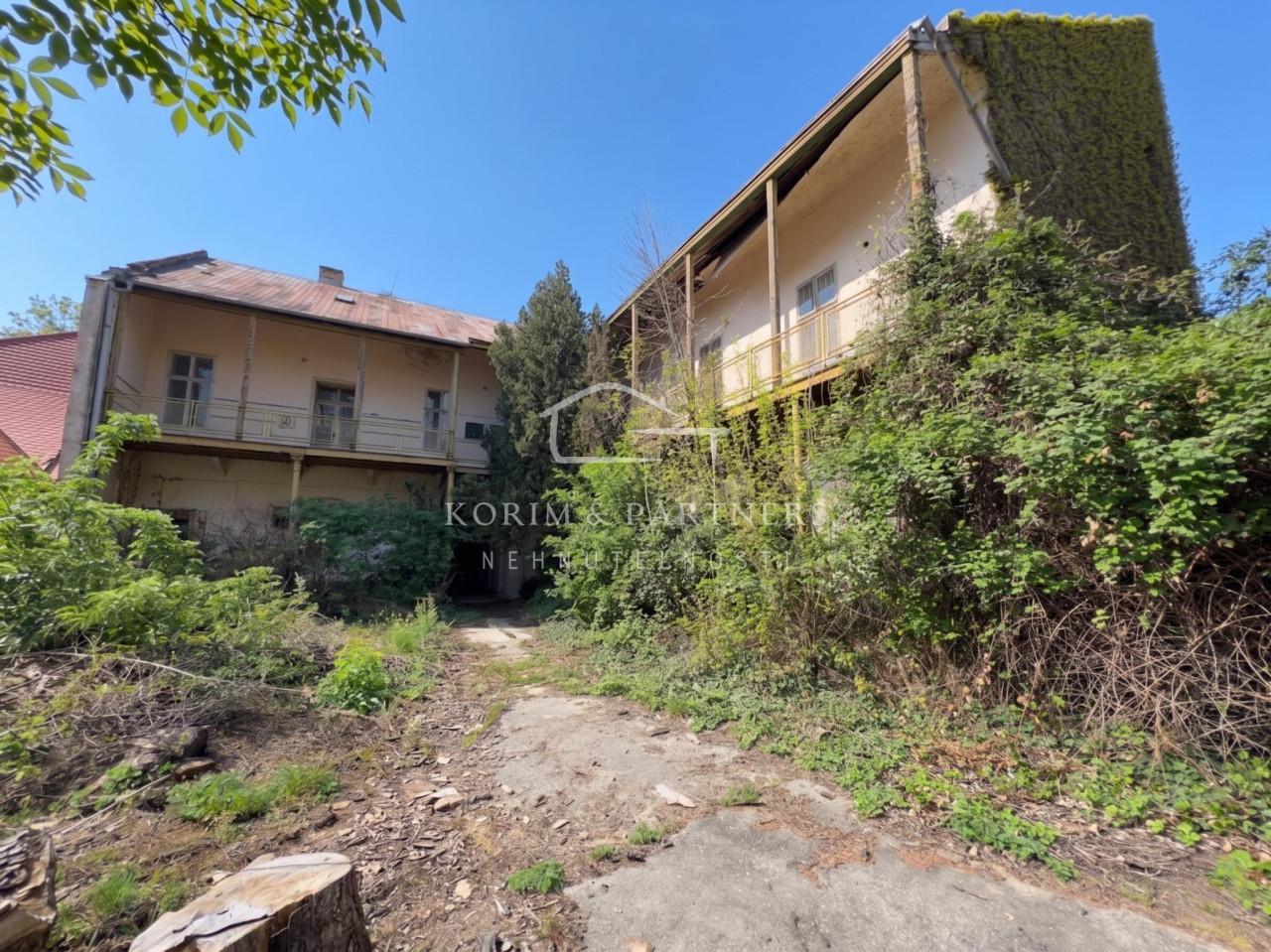 1000 m² histórie v centre Komárna s potenciálom pre 8–10 bytov – fotka 2