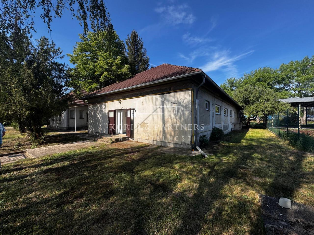 Budova s potenciálom pre podnikanie, 581 m² úžitkovej plochy, CHOTÍN