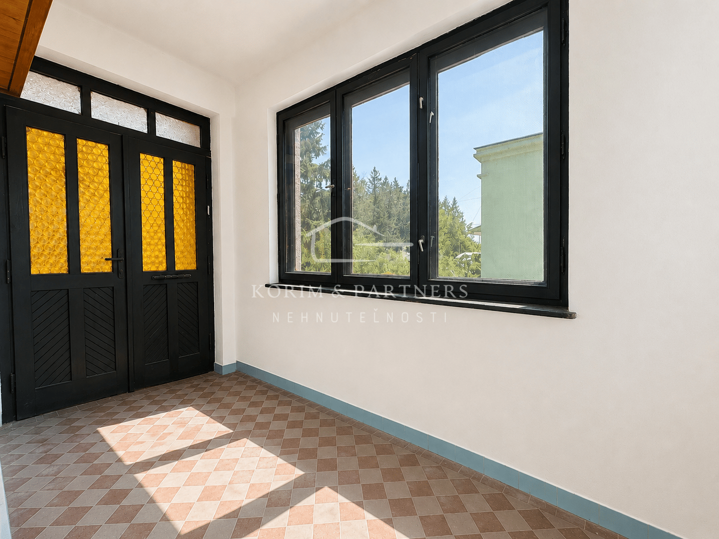 Veľký rodinný dom s garážou, prístavbami a pozemkom 783 m² | Hurbanovo – fotka 2