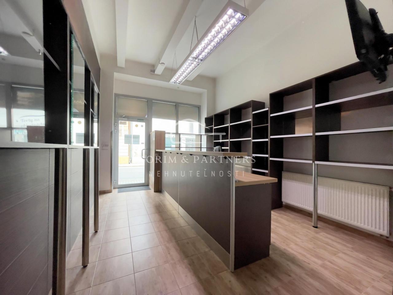 Obchodný priestor v centre Nových Zámkov – fotka 2