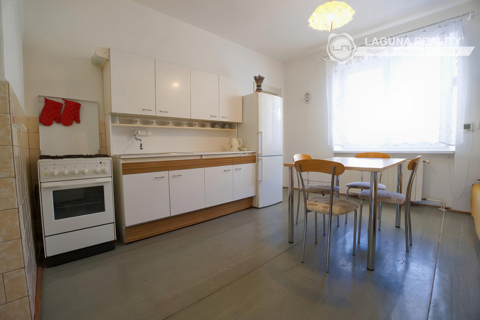 Byt 3+1 (109 m²) s 2 balkónmi, garážou a záhradou, centrum SNV