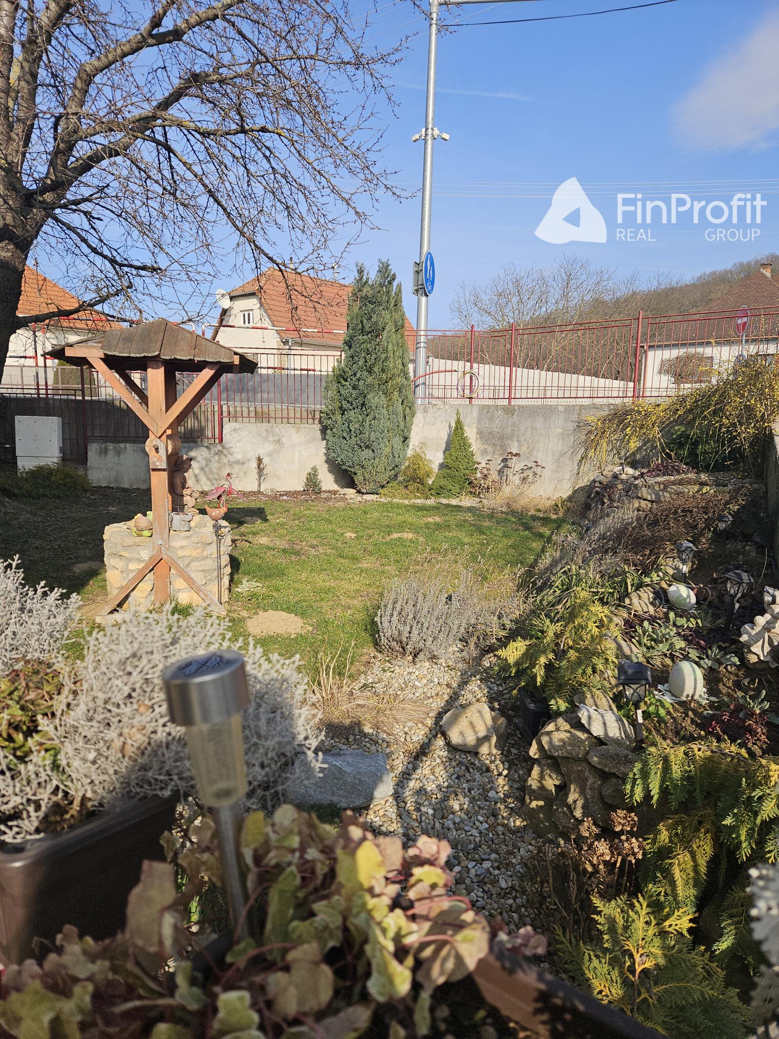 Priestranný rodinný dom s potenciálom dvojgeneračného bývania – Sokolovce pri Piešťanoch – fotka 2