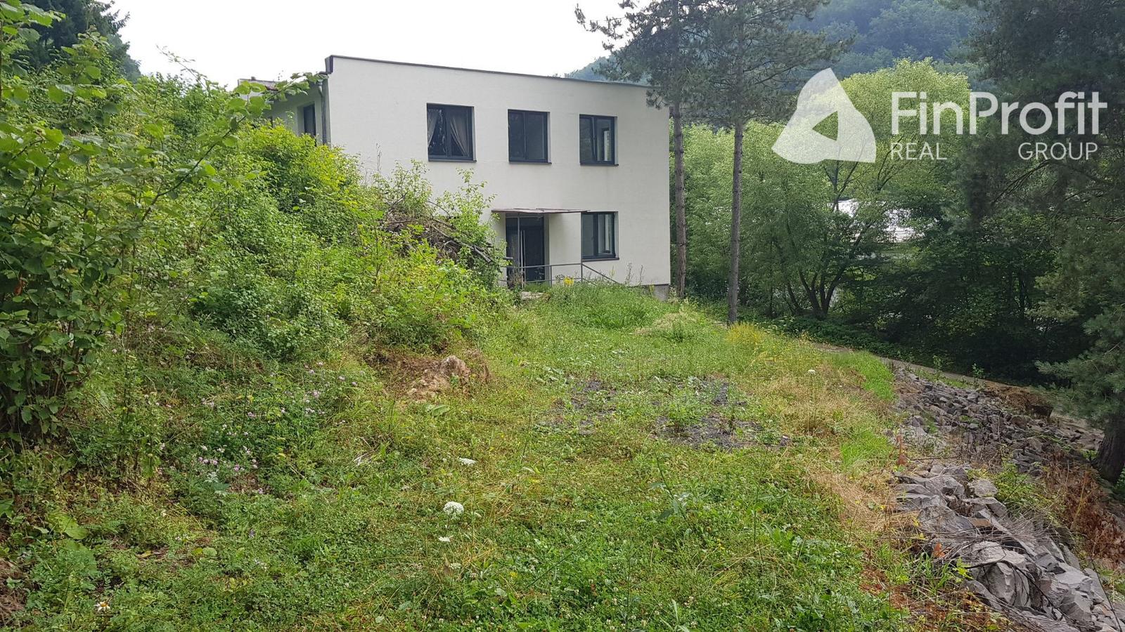 Predám budovu so 7 apartmánmi vo výstavbe vo Vyhniach.