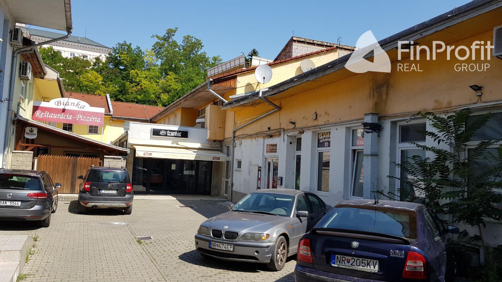 Predám komerčnú budovu komplet prenajatú v centre Nitry.