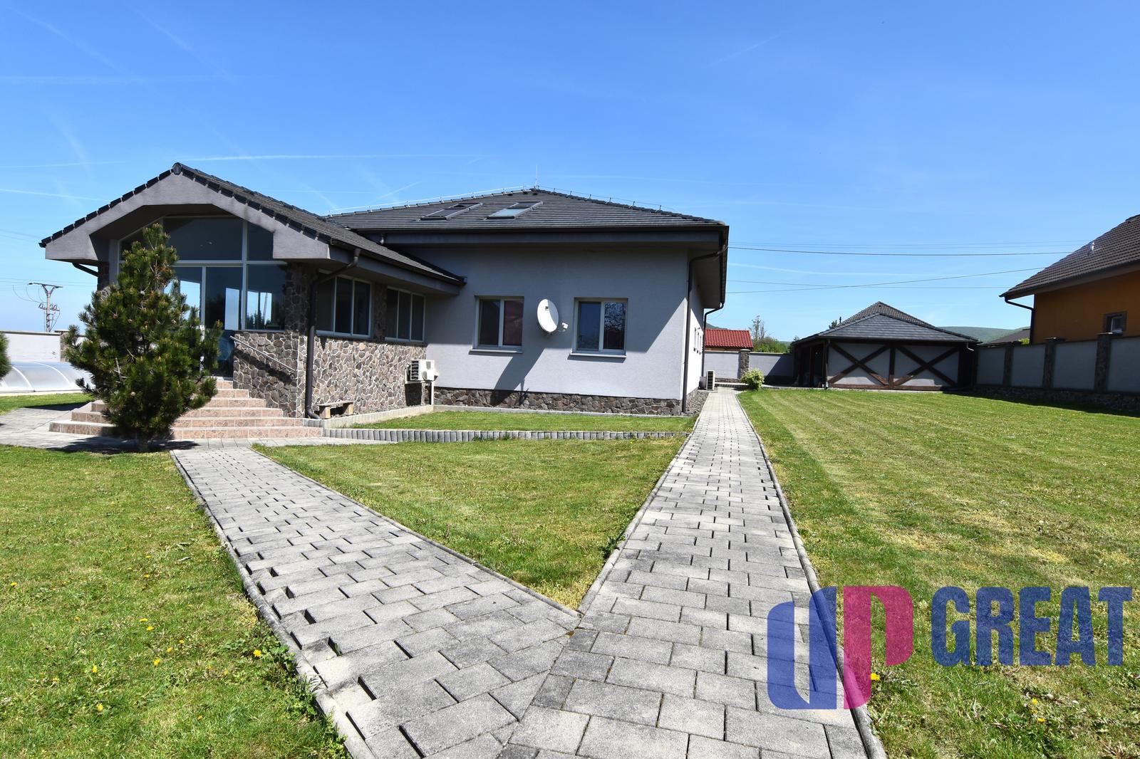 5-izbový rodinný dom s bazénom na kráľovskom pozemku (2166 m²) – Sološnica – fotka 2