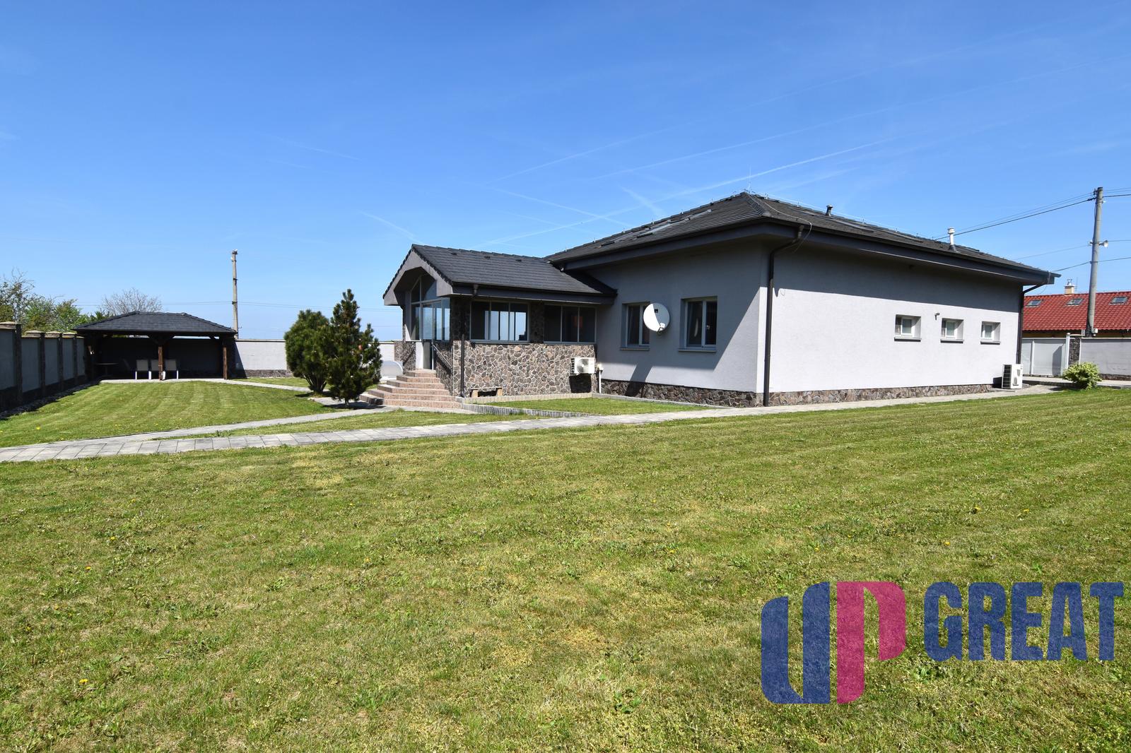 5-izbový rodinný dom s bazénom na kráľovskom pozemku (2166 m²) – Sološnica