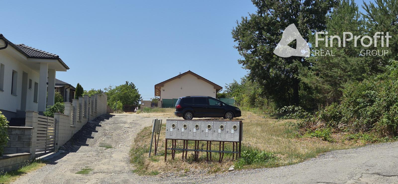 Predám stavebný pozemok Nitr. Hrnčiarovce 400m2.