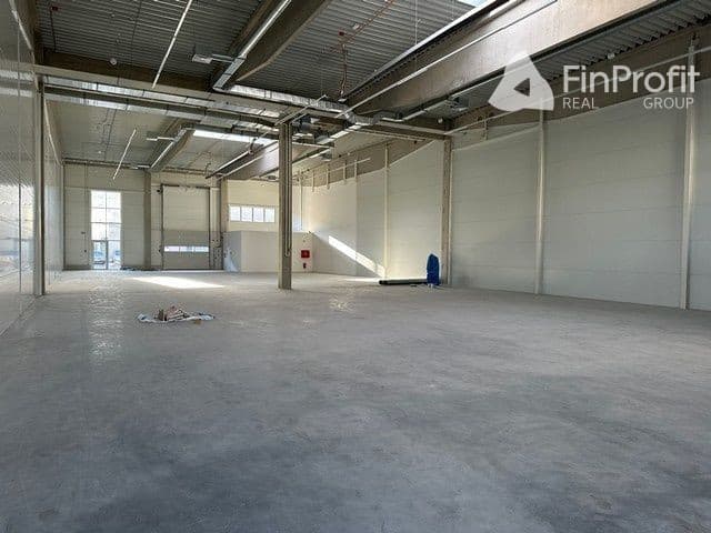 Vykurované obchodno-skladovacie a výstavné priestory na prenájom - od 450 m2, lokalita Bory.