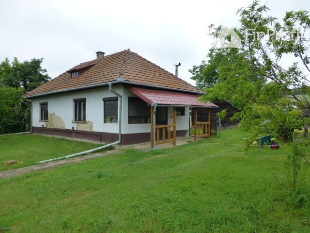 Vidiecky dom s veľkým pozemkom v peknom prostredí.