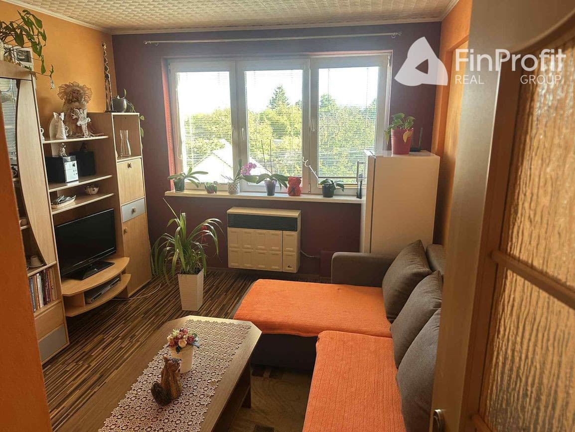 Exkluzívne na predaj priestranný 4-izbový byt s garážou a parkovacím miestom v tichej a príjemnej lokalite Topoľčany - Velušovce za super cenu