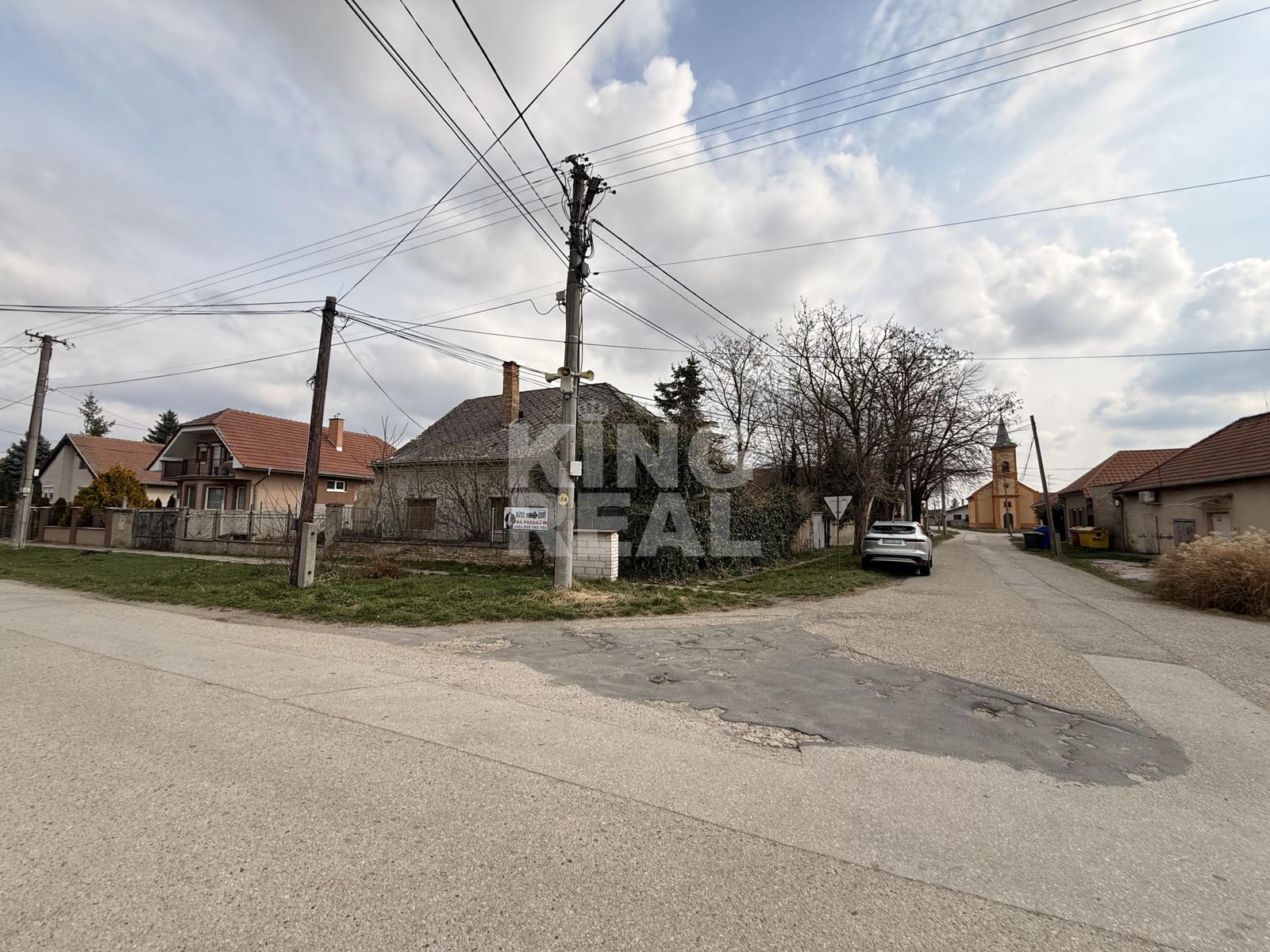 Pozemok s domom v obci Dvory nad Žitavou