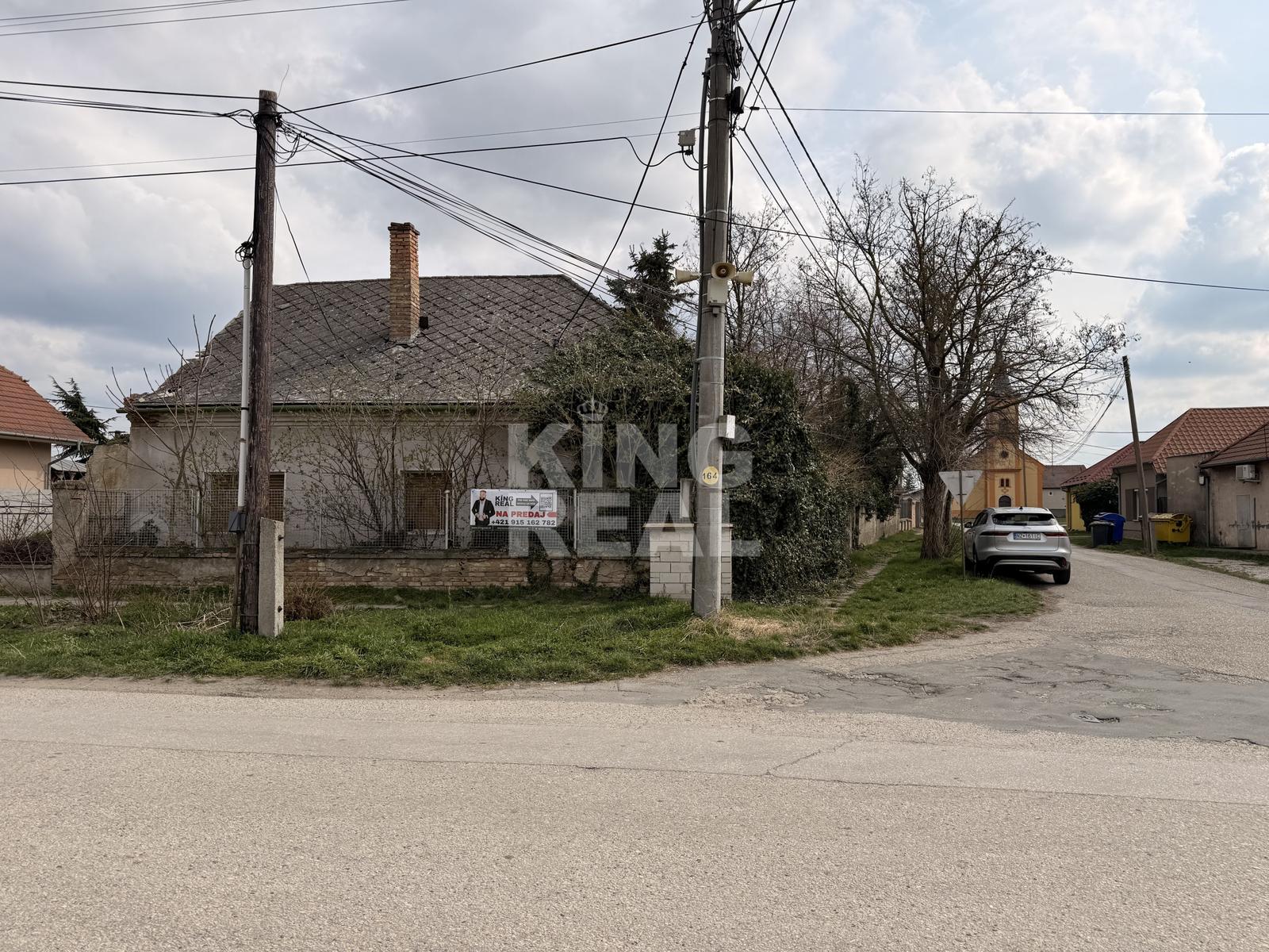 Pozemok s domom v obci Dvory nad Žitavou – fotka 2