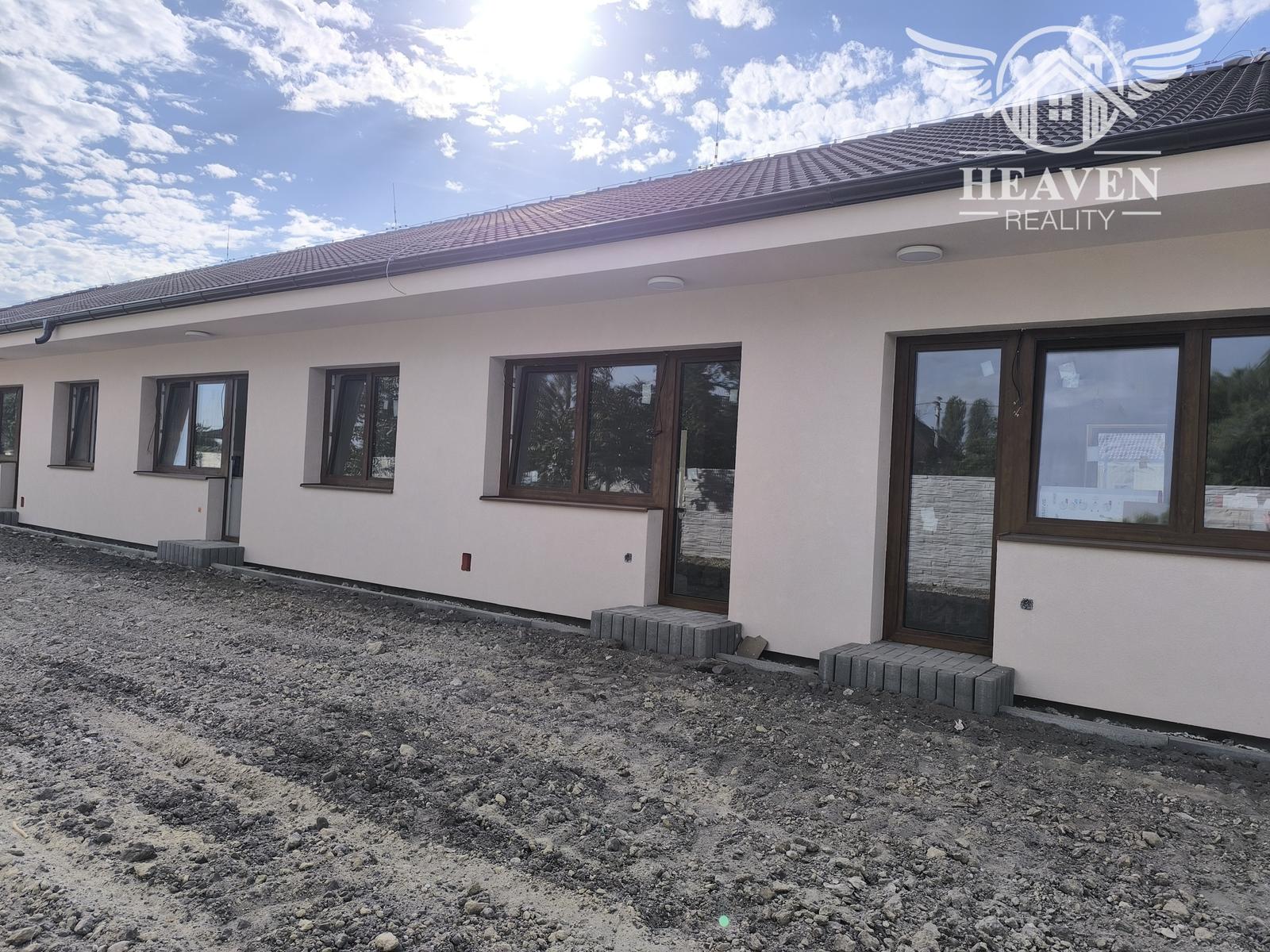 Na predaj moderný 3‑izbový radový dom s vlastným dvorom – novostavba „na kľúč“ – fotka 2