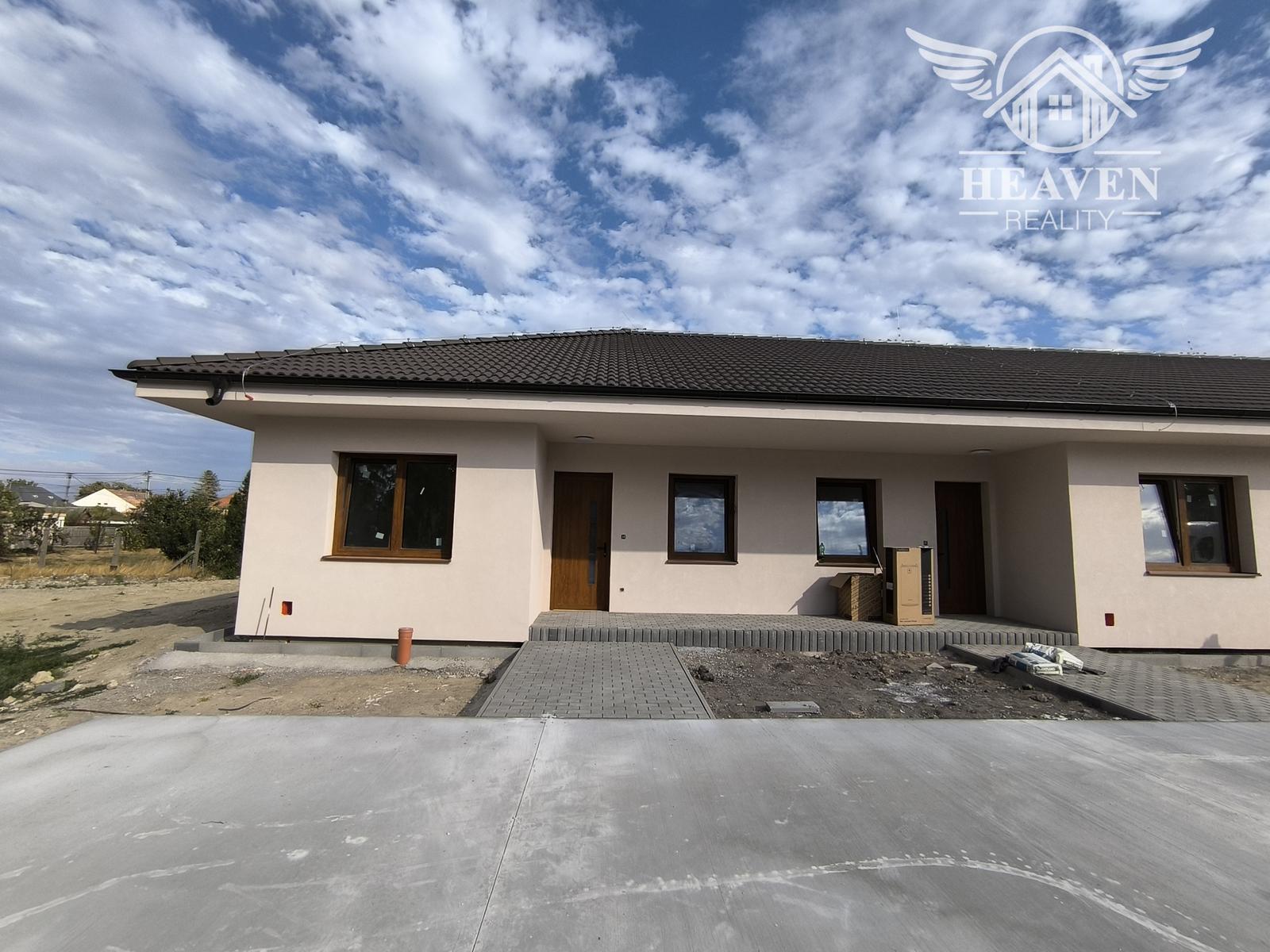 Na predaj moderný 3‑izbový radový dom s vlastným dvorom – novostavba „na kľúč“