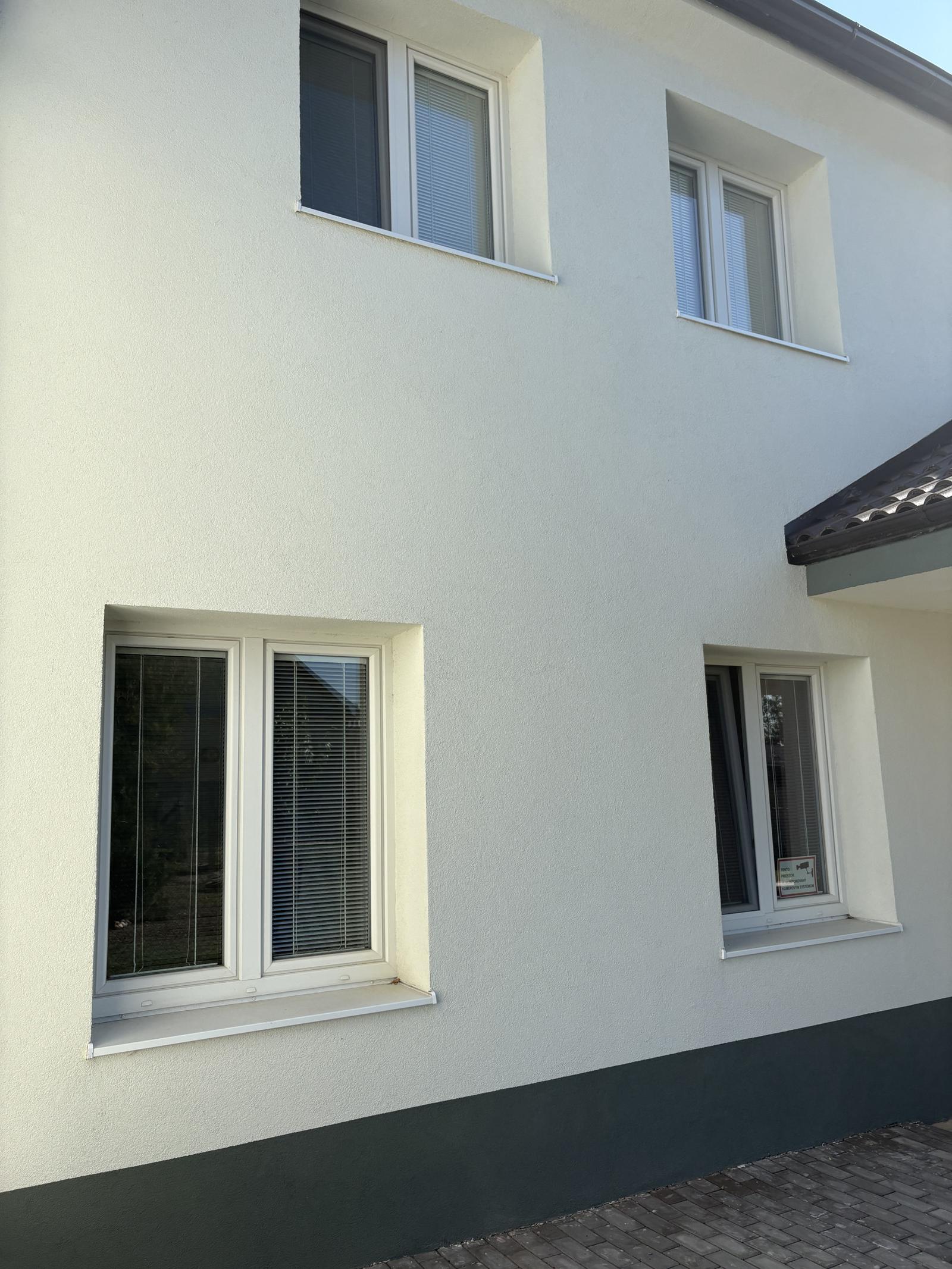 🏡 NA PRENÁJOM | RODINNÝ DOM S HALOU A VEĽKOU PARKOVACOU PLOCHOU – BRESTOVANY🏡