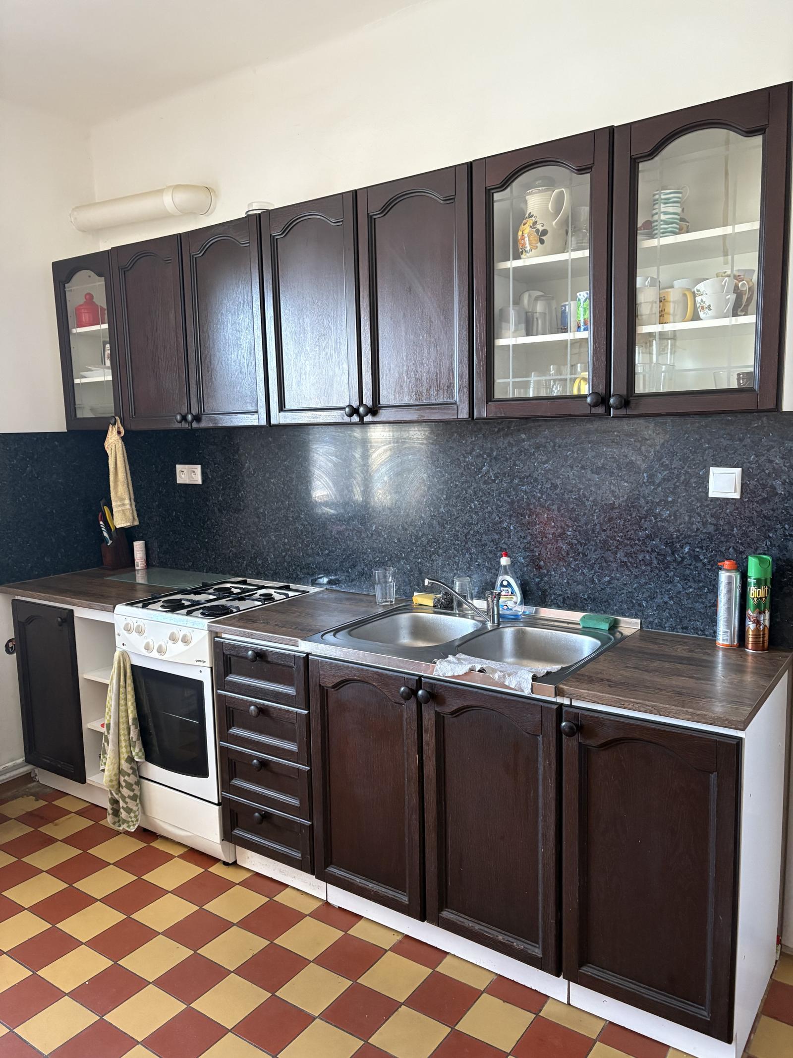 🏡 NA PRENÁJOM | RODINNÝ DOM S HALOU A VEĽKOU PARKOVACOU PLOCHOU – BRESTOVANY🏡 – fotka 2