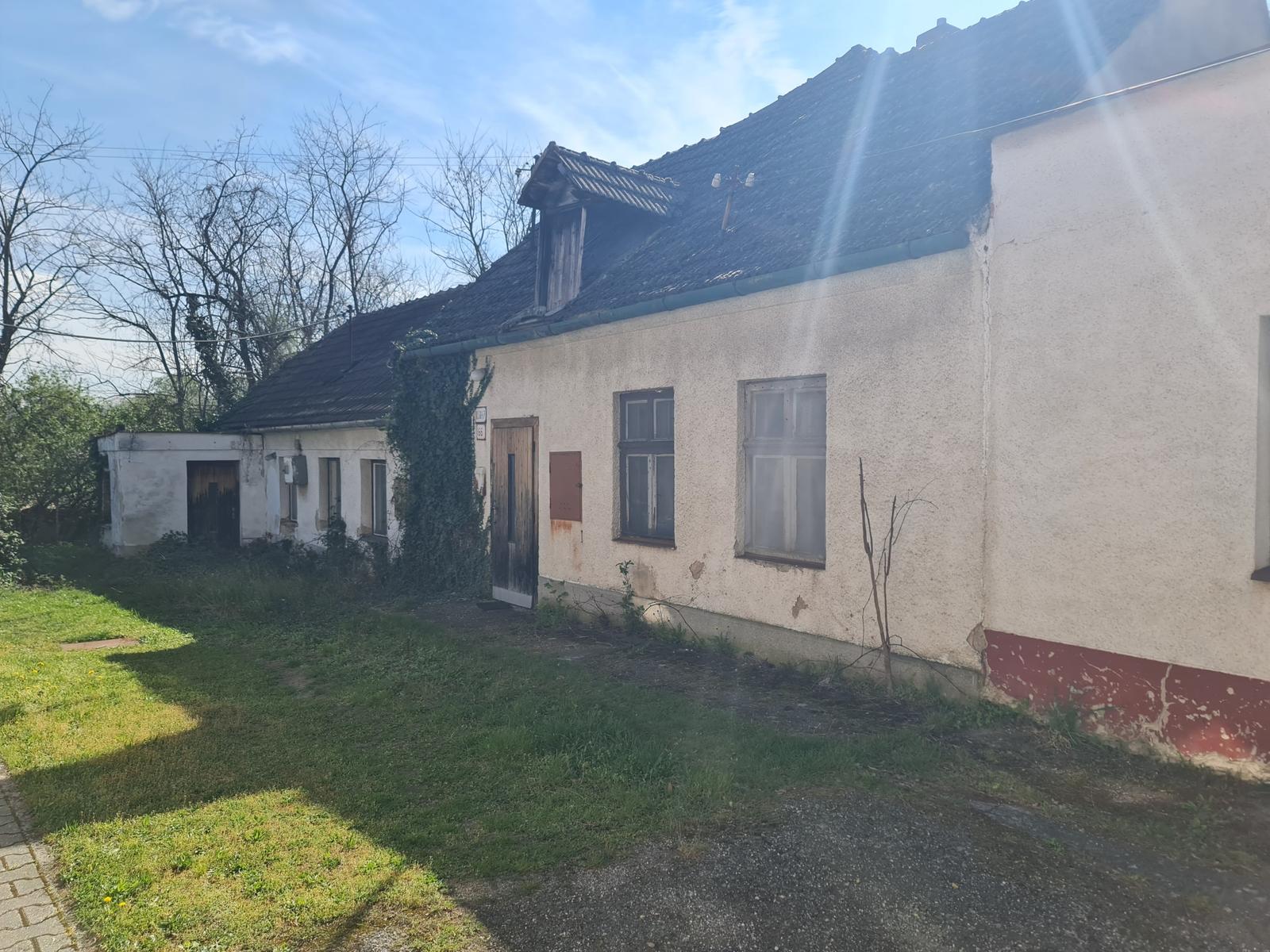 Rodinný dom 160m2 v pôvodnom stave. Pozemok 1613m2 šírka 14m
