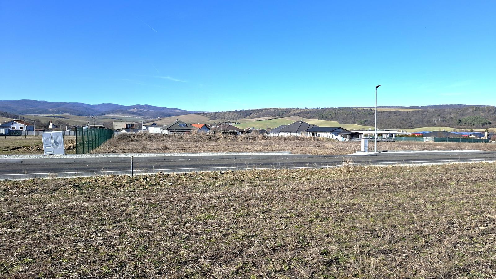 Slnečný rovinatý pozemok  v obci Záhradné 940m2, okr. Prešov