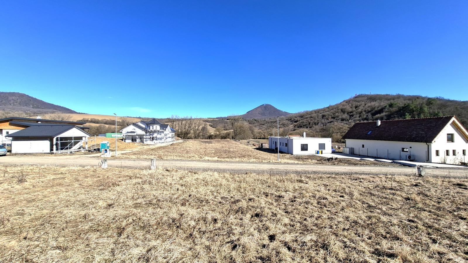 Slnečný pozemok s veľkorysou rozlohou 4258m2, obec Gregorovce, okr. Prešov