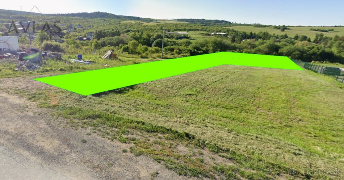 Slnečný pozemok na začiatku obce VARHAŇOVCE 1314m2
