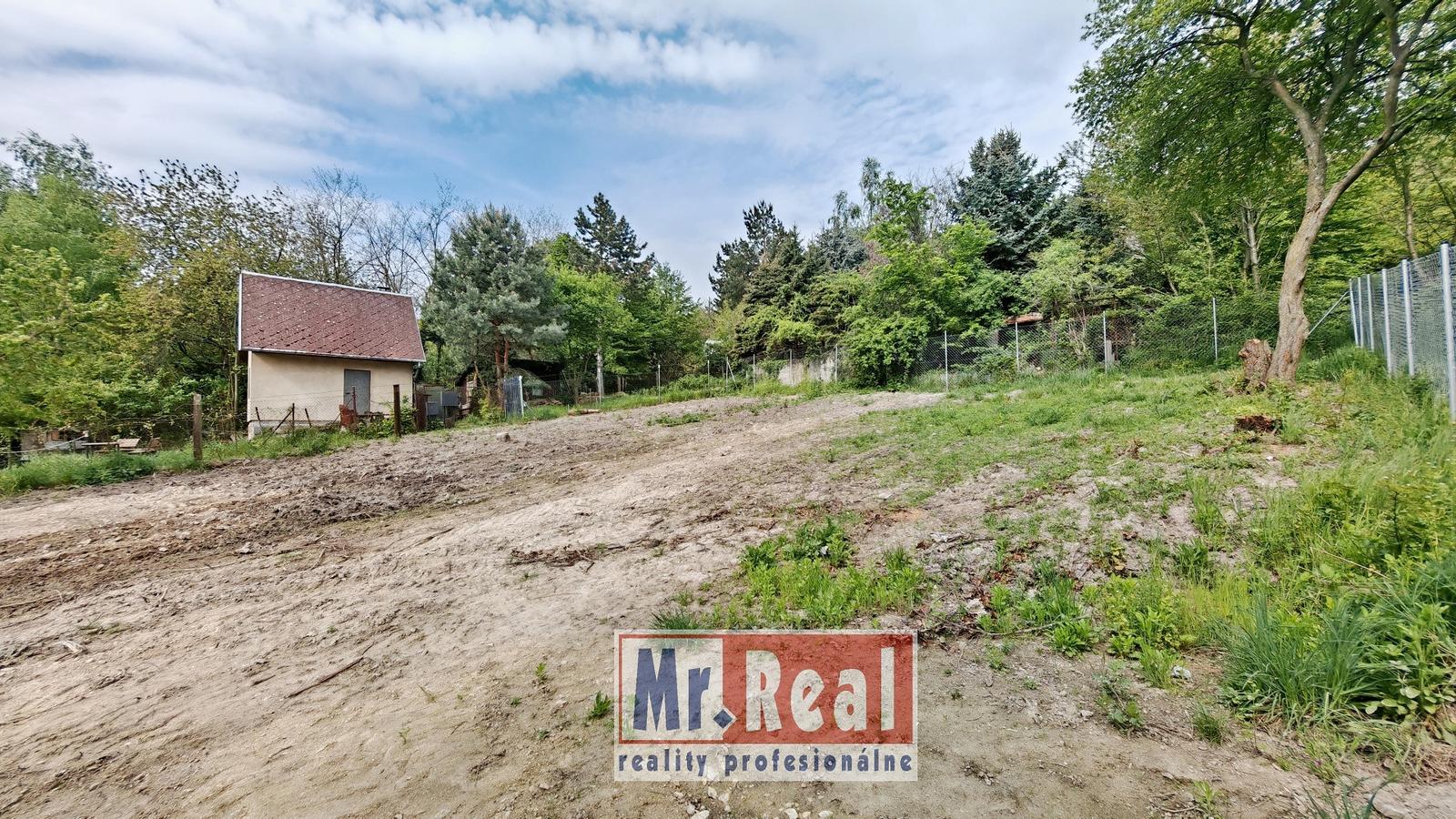 Pozemok 702 m2 v zelenej atraktívnej lokalite nad Račou – fotka 2