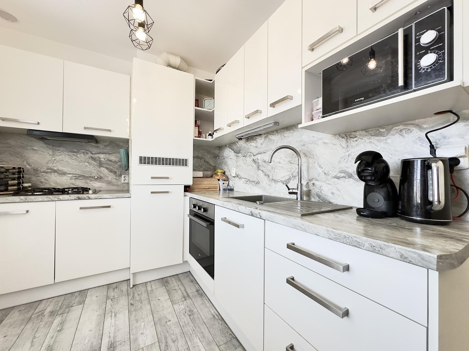 2. IZBOVÝ BYT PO REKONŠTRUKCII V CENTRE SENCA – 51 m², VLASTNÉ KÚRENIE A TRI MUROVANÉ PIVNICE