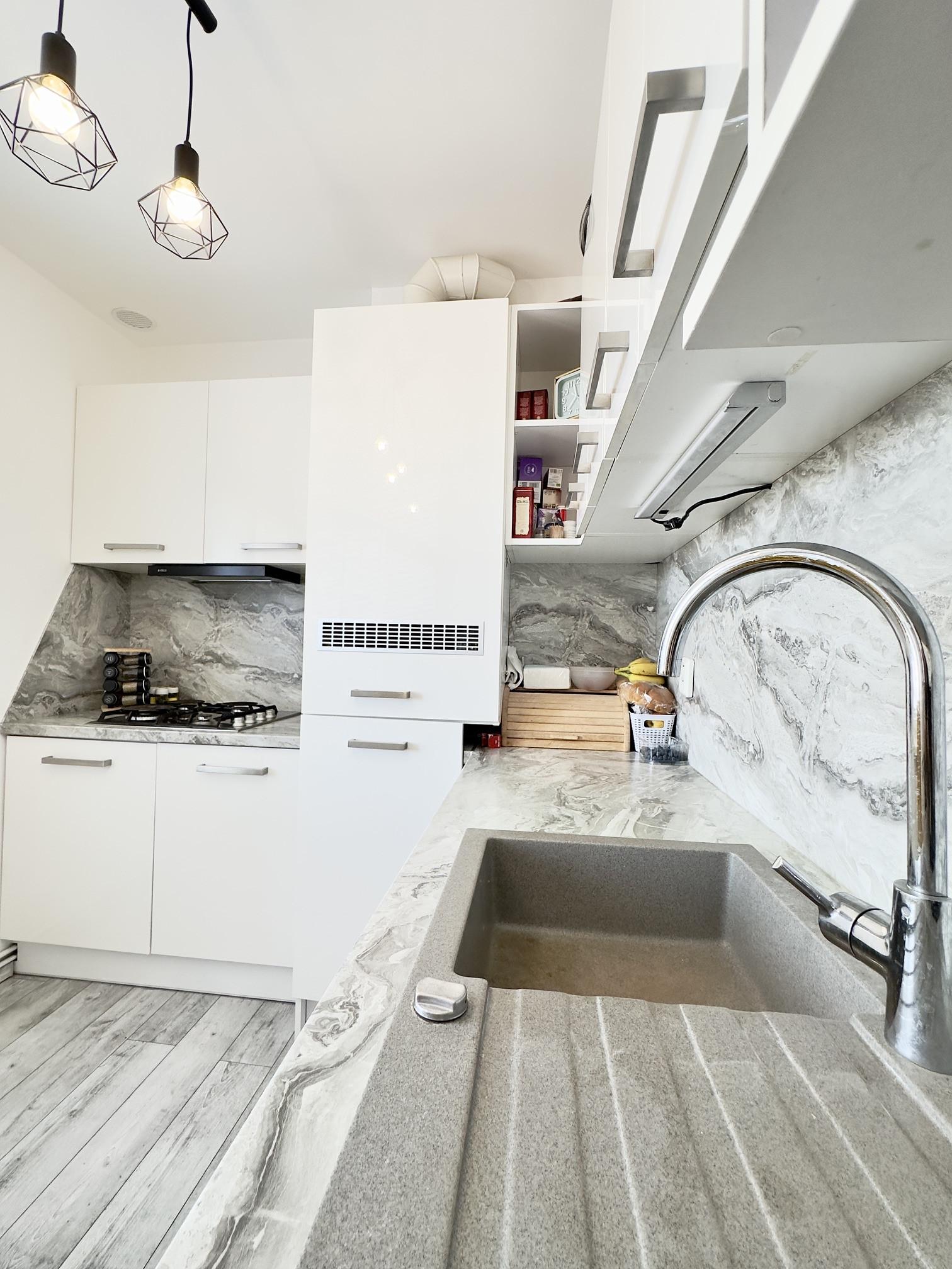 2. IZBOVÝ BYT PO REKONŠTRUKCII V CENTRE SENCA – 51 m², VLASTNÉ KÚRENIE A TRI MUROVANÉ PIVNICE – fotka 2