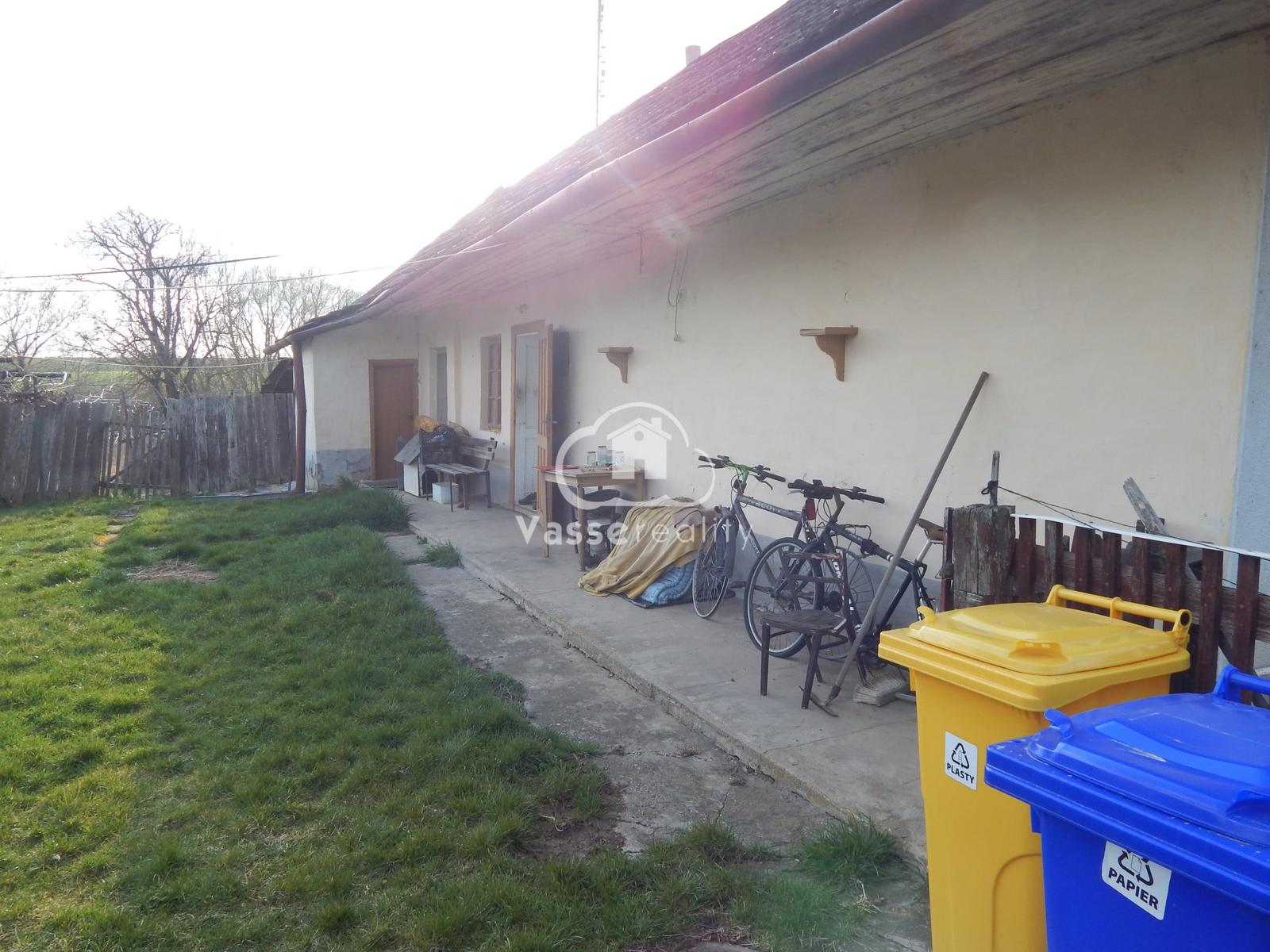Na predaj dlhý 2 izbový vidiecky dom v Kolte, 20 km od Nových Zámkov. – fotka 2