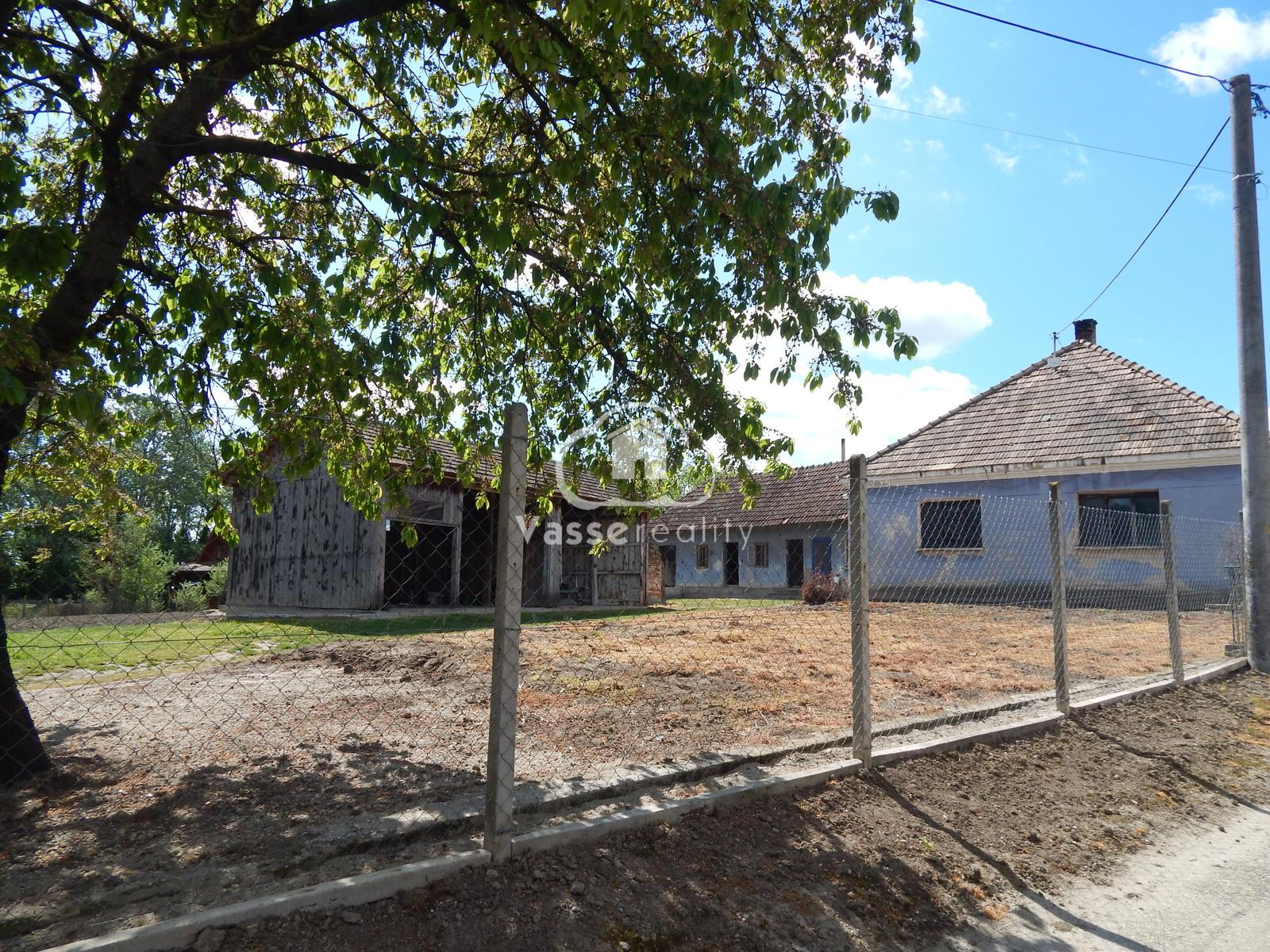 Na predaj vidiecka usadlosť so starším domom, hospodárskymi budovami a pozemkom 2104 m2  v obci  Martovce.