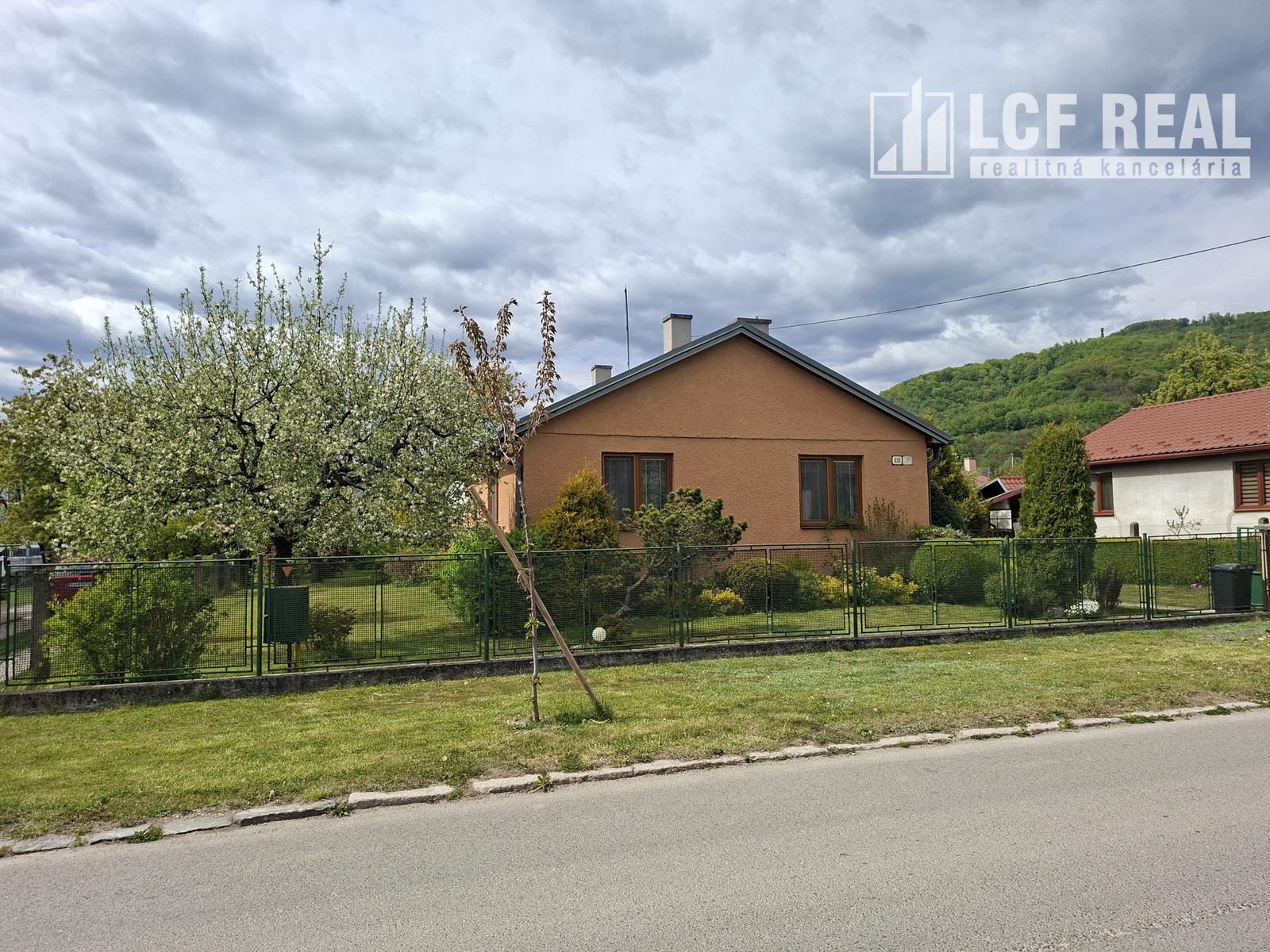 RD s garážou a pekným pozemkom vo výbornej lokalite, Revúca