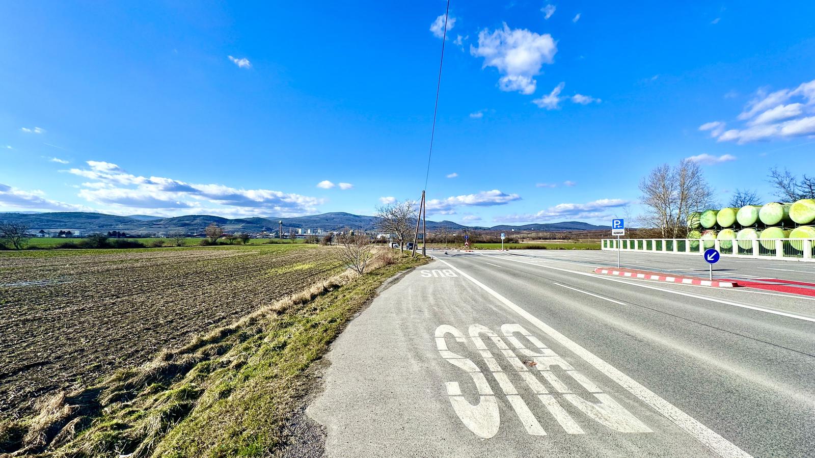 POZEMOK V MODRE S POTENCIÁLOM – 2938 m² SKVELÝ NA INVESTÍCIU – fotka 2