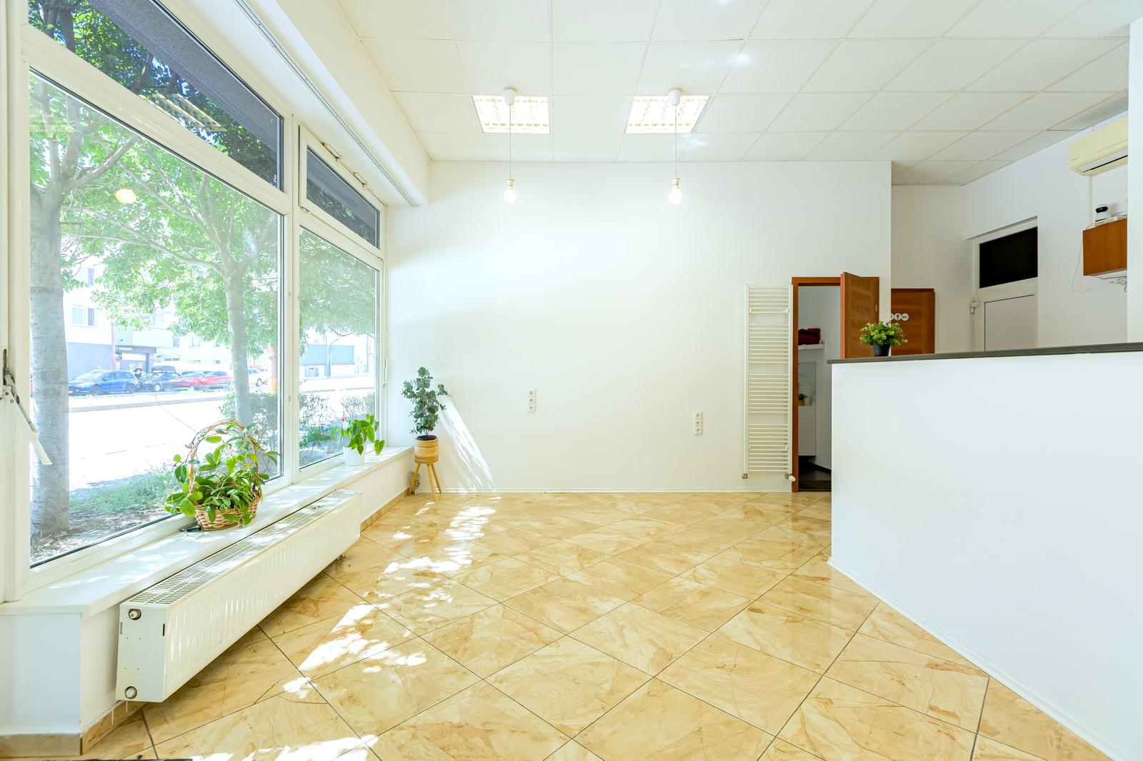 REZERVOVANÉ: Reprezentatívny klimatizovaný priestor 44 m² pre salón/kanceláriu, Kazanská ul. BAII