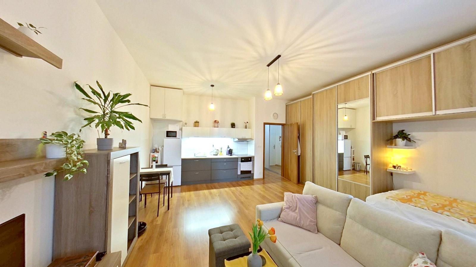PRENAJATÉ: Moderný klimatizovaný ateliér 40 m2 s balkónom, Vrakuňa, Poľnohospodárska ul.