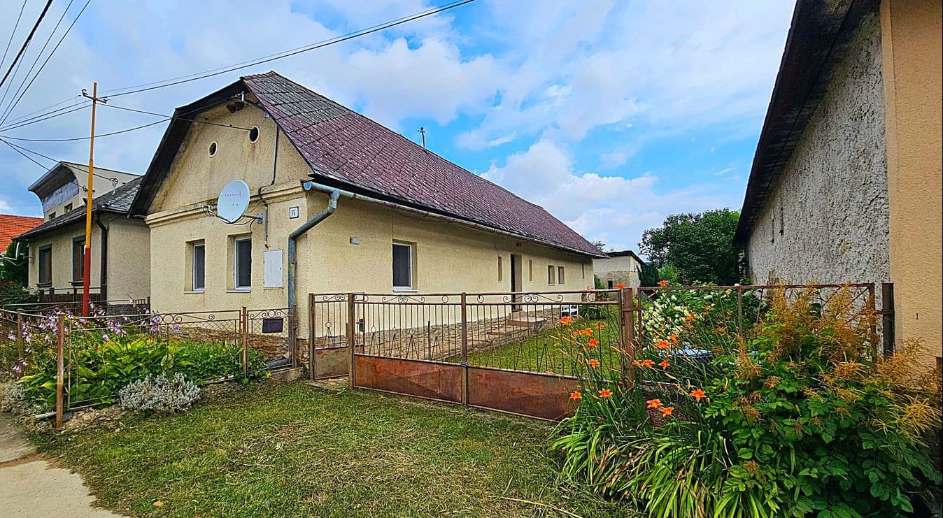Rodinný dom s veľkým pozemkom v obci Chmiňany na predaj