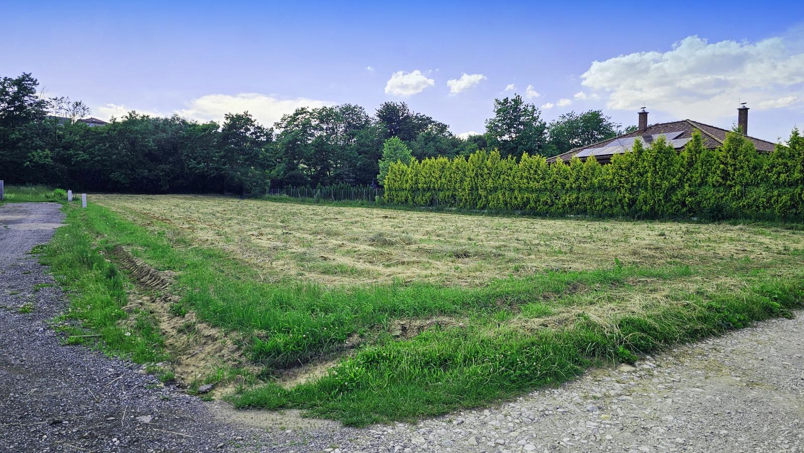 REZERVOVANÉ! STAVEBNÝ POZEMOK PODHORANY – 1 041 m² – fotka 2