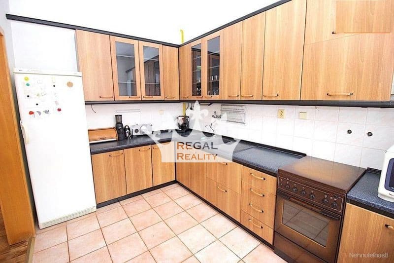 Veľký 3,5-izbový byt, balkón, pivnica, 75 m2, Partizánske