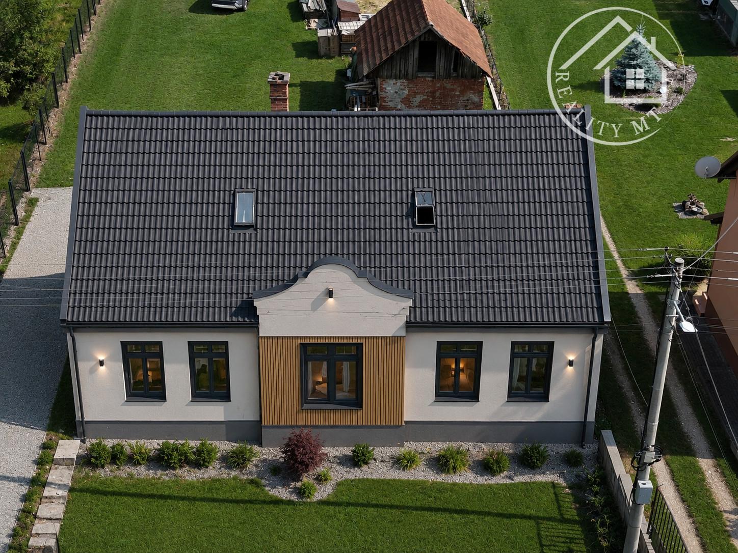 Vo výhradnom zastúpení ponúkam na predaj 4-izbový rodinný dom s historickým  charakterom v Sučanoch