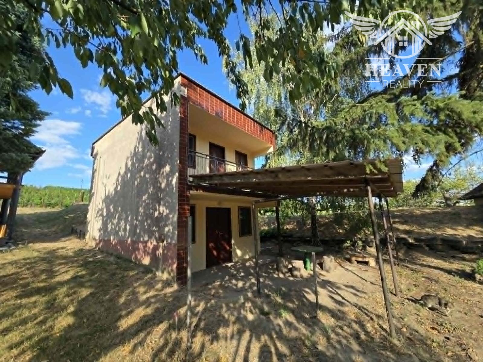Ponúkame na predaj vínny domček s vinicou v Bátorových Kosihách