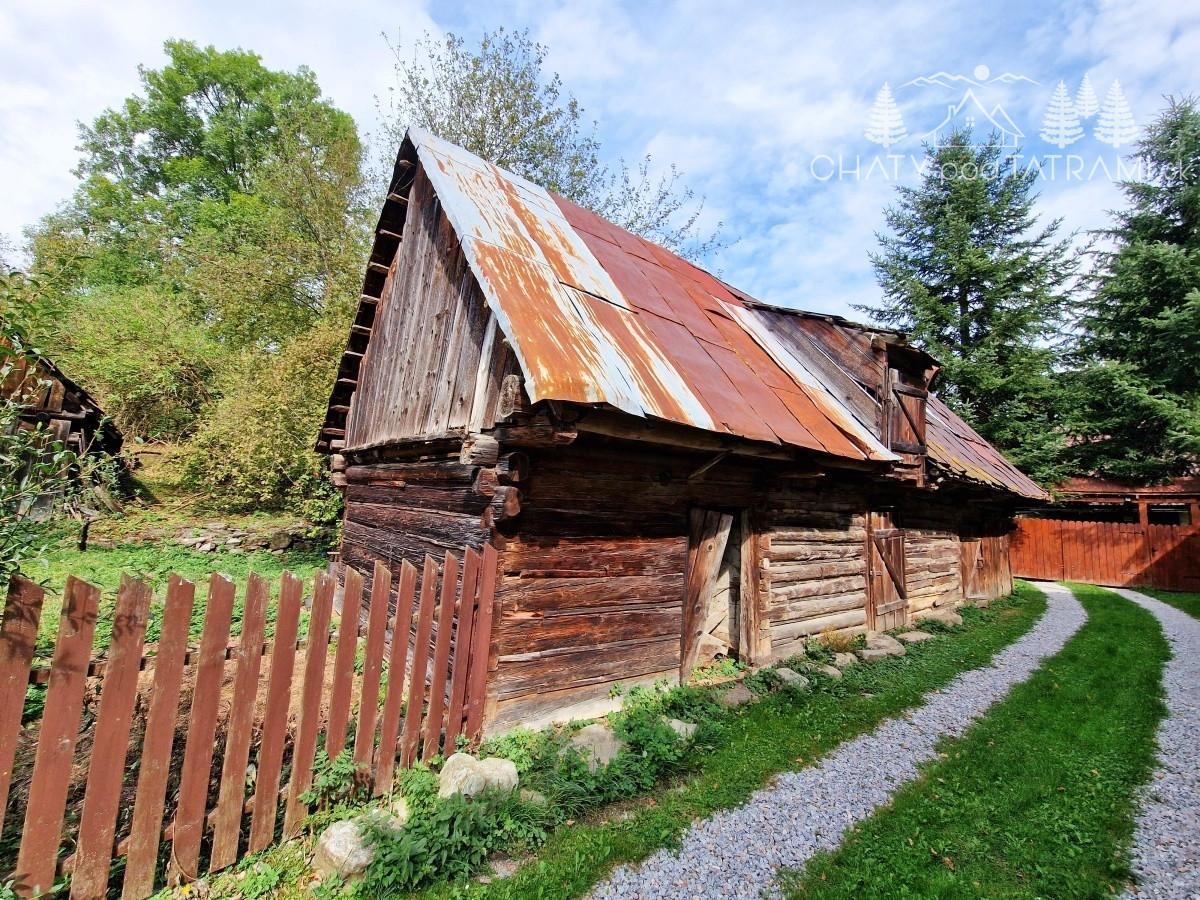 Pozemok s budovou na pokojnom mieste Mýto Nízke Tatry