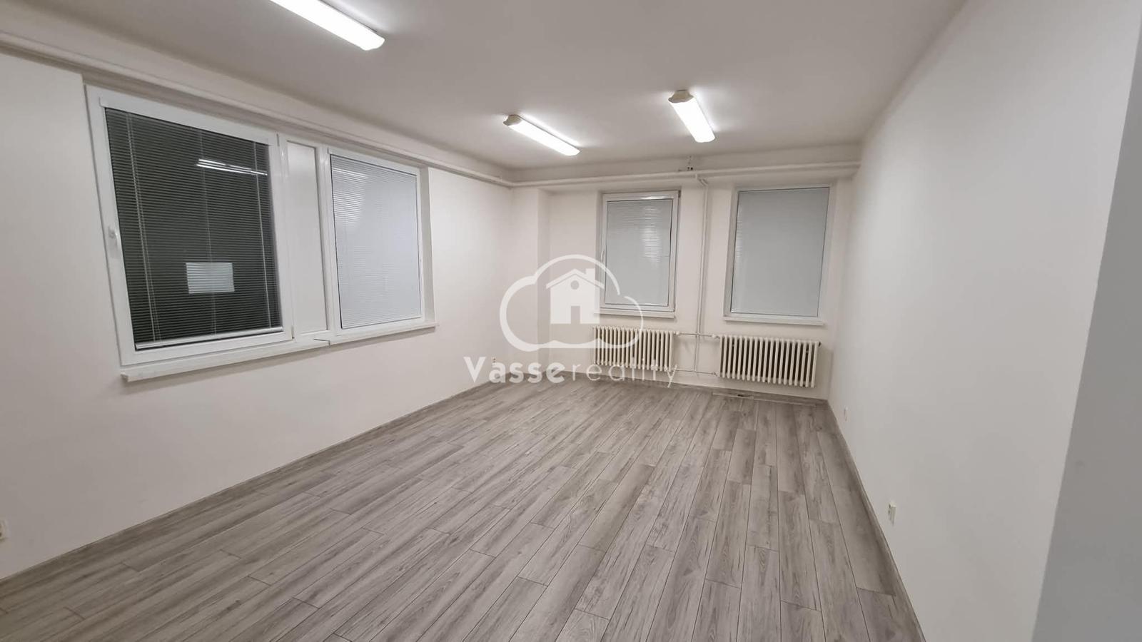 Na prenájom kancelária 28 m2  s parkovaním v centre N. Zámkov.