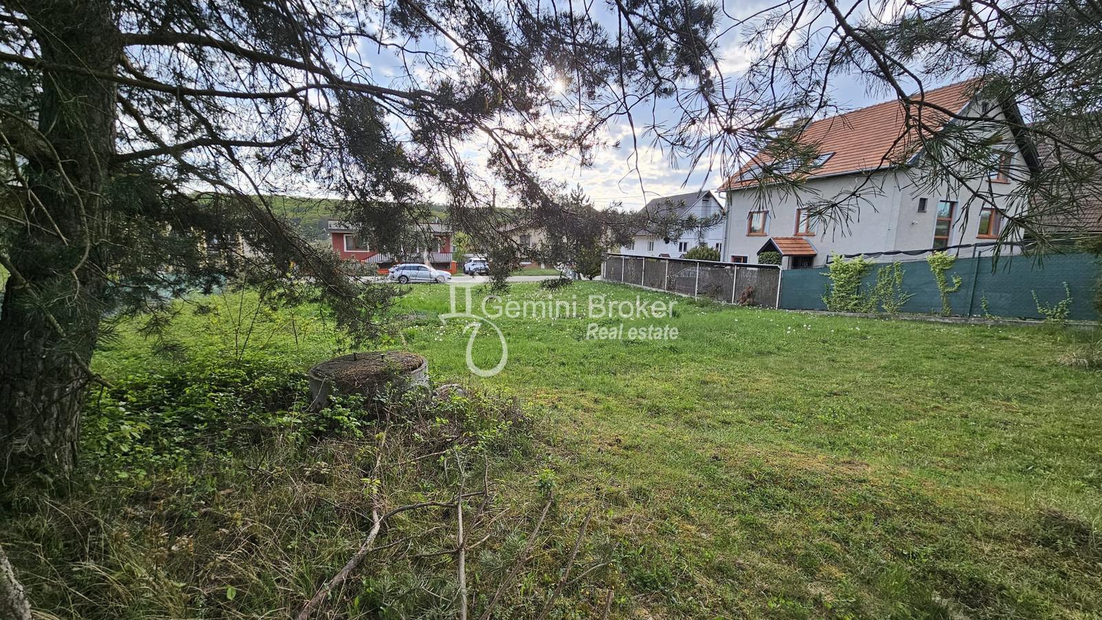 Paňovce - stavebný pozemok pod lesom 600m2 – fotka 2