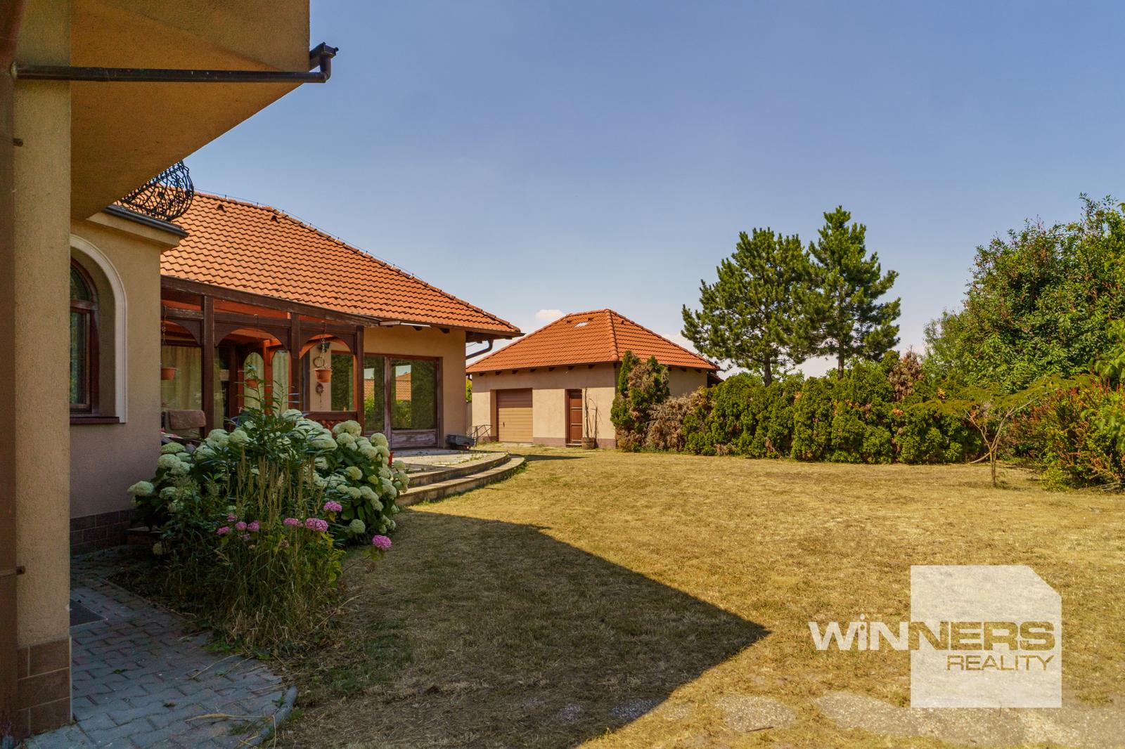 NA PREDAJ rodinný dom s pozemkom 6 048 m² a investičným potenciálom – fotka 2