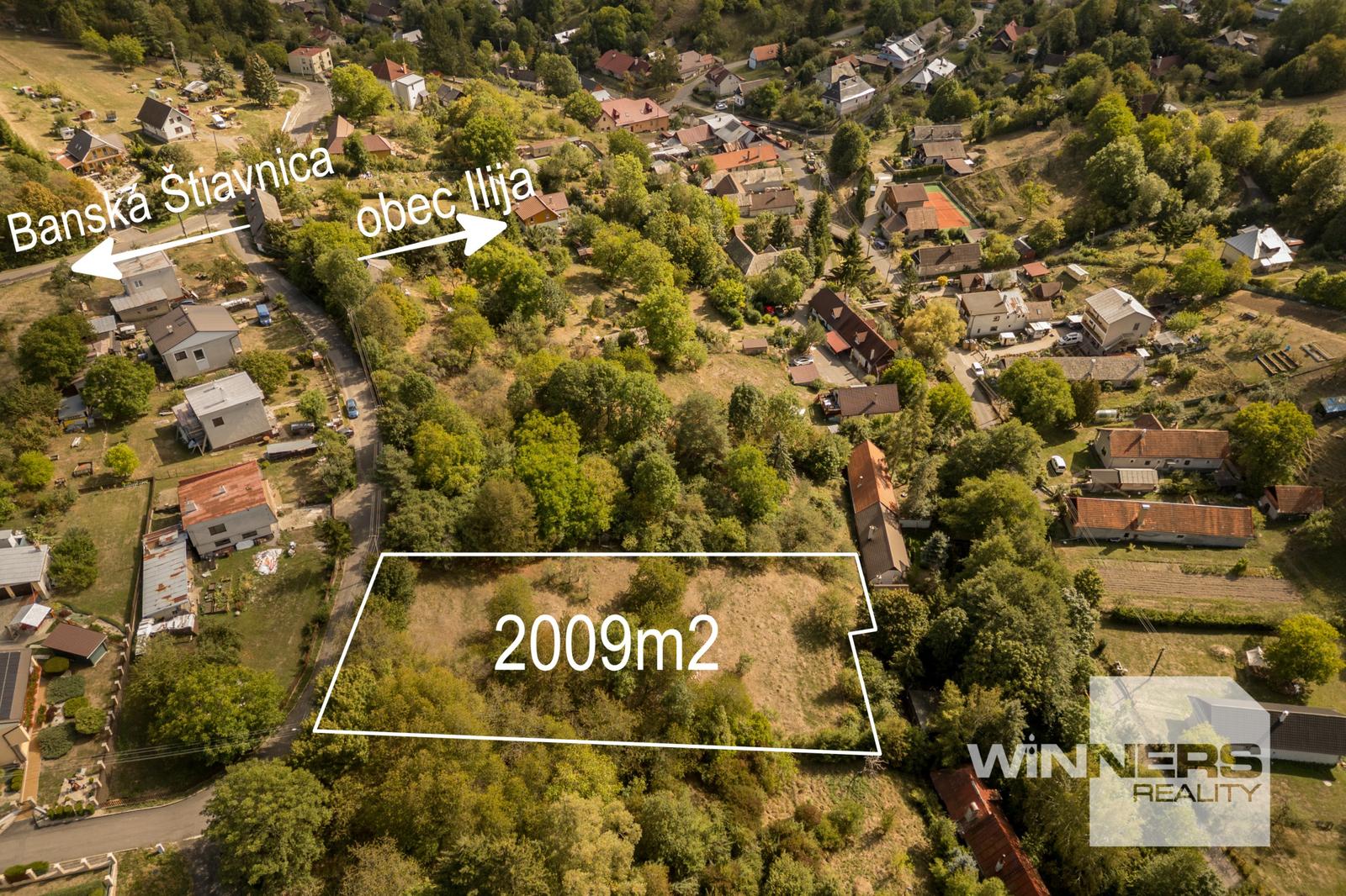 Na predaj slnečný stavebný pozemok 2 009 m² v obci Ilija, len pár minút od Banskej Štiavnice