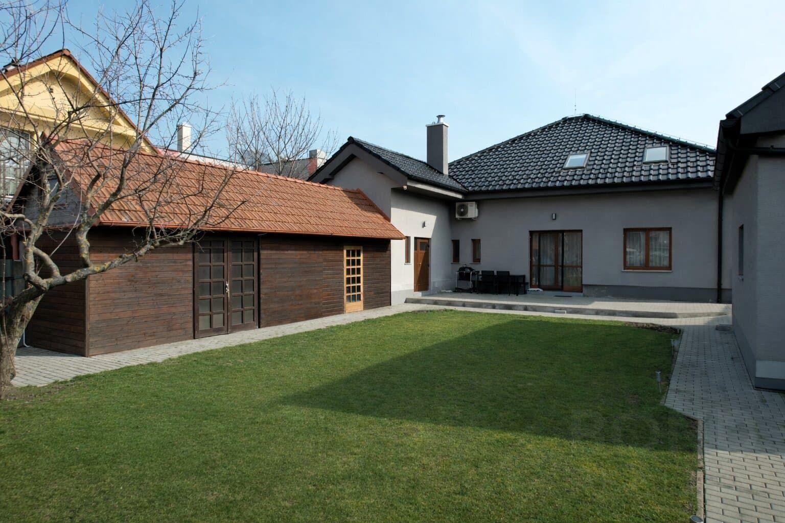SAMOSTATNÝ RODINNÝ DOM S 8-ÁROVÝM POZEMKOM, JAROVCE